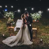 Para młoda w blasku lamp, romantyczna atmosfera. Czy numerologia daty ślubu przyniesie im szczęście?