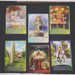 Karta Król Monet z talii Tarot Anielska Mądrość. Symbolizuje bezpieczeństwo finansowe, spokój i dumę z rodziny.