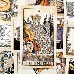 Karta cesarzowa tarot, przedstawiająca kobietę w koronie, siedzącą na tronie, otoczona symbolami płodności i natury.