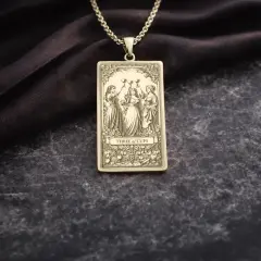 Złoty wisiorek z motywem 3 puchary tarot. Trzy kobiety wznoszą kielichy, celebrując radość i wspólnotę.