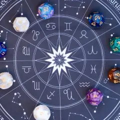 Na tle koła zodiaku leżą kolorowe kostki z liczbami. Czy to liczby mistrzowskie, które odkrywają tajemnice stare dusze?