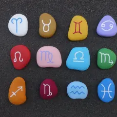 Kolorowe kamienie z symbolami zodiaku ułożone w rzędach. Sprawdź zgodność znaków zodiaku!
