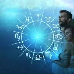 Para, w objęciach, z kołem zodiaku. Ich numerologiczna 3 i 7 tworzą harmonijną całość.