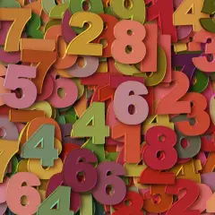 Kolorowe cyfry tworzą gęsty wzór. Wśród nich wyróżnia się duża, różowa szóstka, symbolizująca 8 rok numerologiczny.