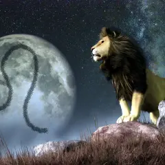 Lew na tle księżyca z symbolem zodiaku. W nocnym niebie, gdzie gwiazdy tworzą drogę mleczną, majestatyczny lew stoi na skale, a księżyc zdobi symbol Lwa, wskazując na ascendent w tym znaku.