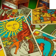Rozłożone karty tarota, w tym Słońce i Świat. Czy tarot się sprawdza? Obrazek zachęca do refleksji nad przyszłością.
