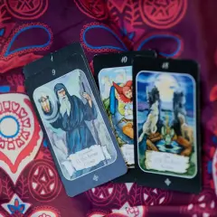Karty tarota: IX Pustelnik, X Koło Fortuny, XVIII Księżyc. Tajemnicze obrazy na fioletowym tle, które pomogą zrozumieć, tarot co to.