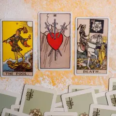 Tarot lew miłość: karty Głupiec, Trójka Mieczy i Śmierć. Czy to zapowiedź zmian w uczuciach?