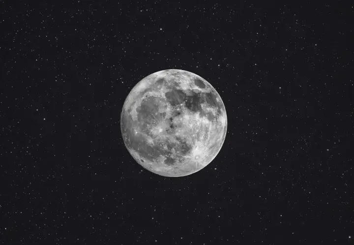 Pełnia księżyca na tle gwiazd. W astrologii księżyc w pannie oznacza analizę i porządek.