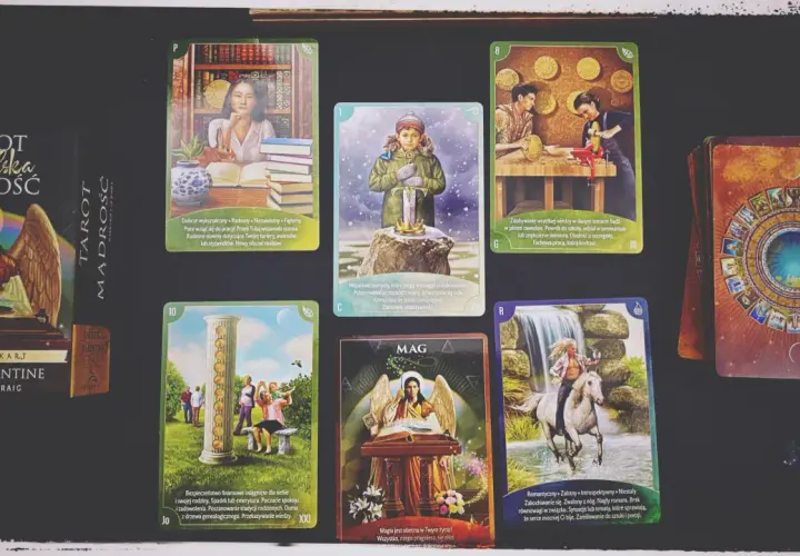 Karta Król Monet z talii Tarot Anielska Mądrość. Symbolizuje bezpieczeństwo finansowe, spokój i dumę z rodziny.