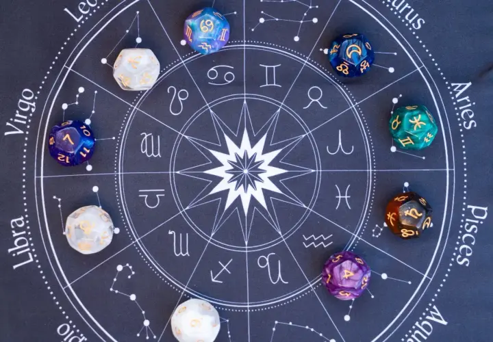 Na tle koła zodiaku leżą kolorowe kostki z liczbami. Czy to liczby mistrzowskie, które odkrywają tajemnice stare dusze?