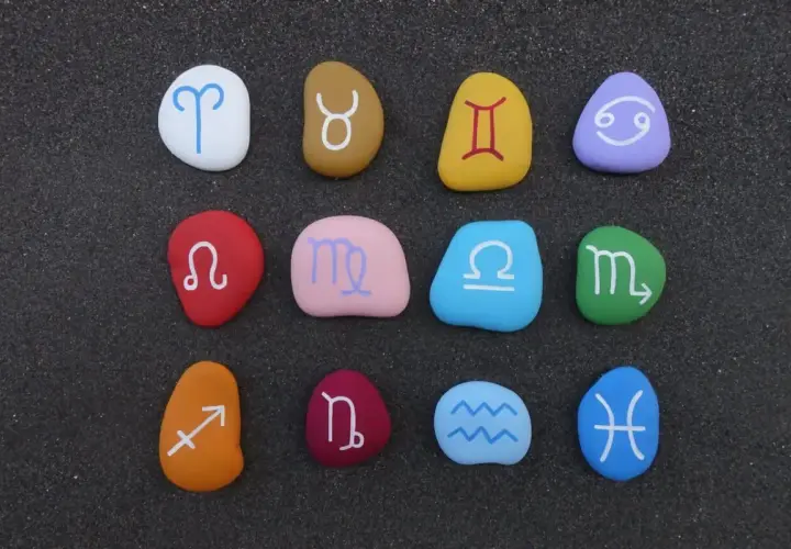 Kolorowe kamienie z symbolami zodiaku ułożone w rzędach. Sprawdź zgodność znaków zodiaku!