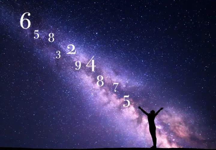 Sylwetka człowieka na tle Drogi Mlecznej, z liczbami unoszącymi się jak gwiazdy. Jak obliczyć numerologiczną liczbę?