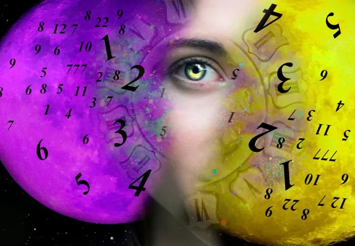 Twarz kobiety z liczbami i tarczami zegara. Dowiedz się, jak sprawdzić numerologię, odkrywając znaczenie liczb.