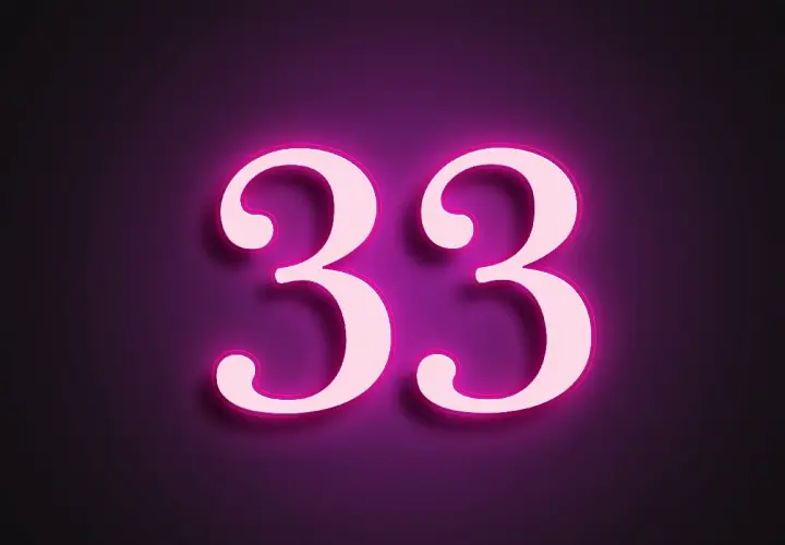 Lśniące cyfry 33 na fioletowym tle. Numerologiczna 6 z 33, symbolizująca mistrzowskie liczby.