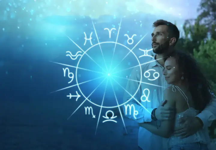 Para, w objęciach, z kołem zodiaku. Ich numerologiczna 3 i 7 tworzą harmonijną całość.