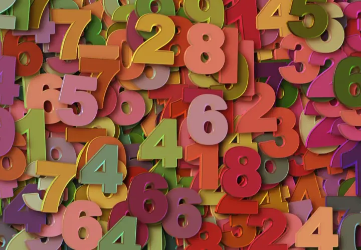 Kolorowe cyfry tworzą gęsty wzór. Wśród nich wyróżnia się duża, różowa szóstka, symbolizująca 8 rok numerologiczny.