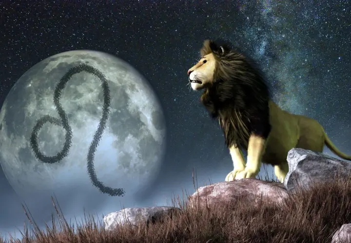 Lew na tle księżyca z symbolem zodiaku. W nocnym niebie, gdzie gwiazdy tworzą drogę mleczną, majestatyczny lew stoi na skale, a księżyc zdobi symbol Lwa, wskazując na ascendent w tym znaku.