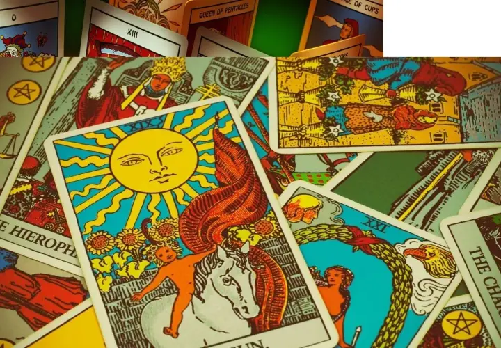 Rozłożone karty tarota, w tym Słońce i Świat. Czy tarot się sprawdza? Obrazek zachęca do refleksji nad przyszłością.