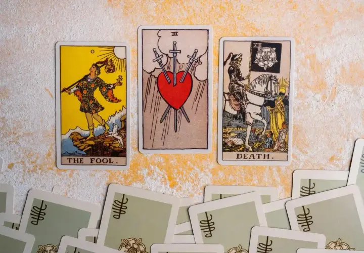 Tarot lew miłość: karty Głupiec, Trójka Mieczy i Śmierć. Czy to zapowiedź zmian w uczuciach?