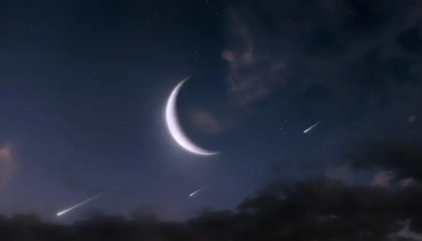 Nocne niebo z jasnym, sierpowatym księżycem w Bliznietach i spadającymi gwiazdami.