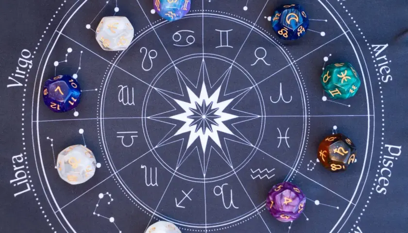 Na tle koła zodiaku leżą kolorowe kostki z liczbami. Czy to liczby mistrzowskie, które odkrywają tajemnice stare dusze?