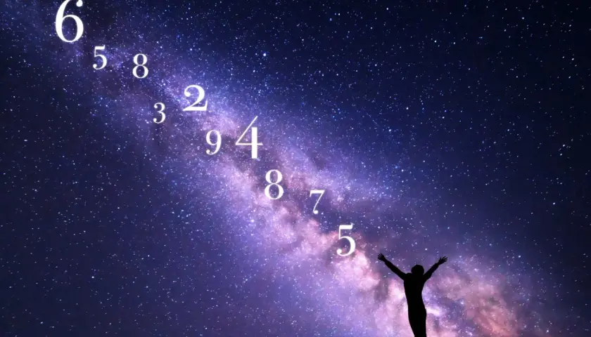 Sylwetka człowieka na tle Drogi Mlecznej, z liczbami unoszącymi się jak gwiazdy. Jak obliczyć numerologiczną liczbę?