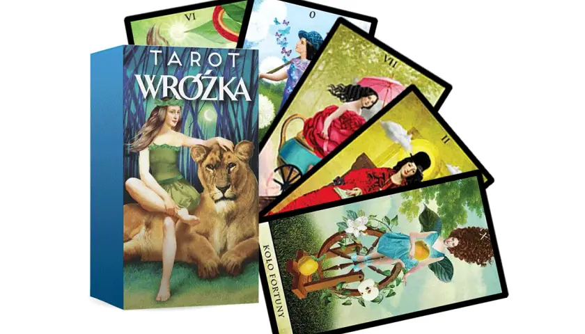 Karty Tarota Wróżka, w tym Koło Fortuny i 6 pentakli, z dziewczyną i lwem na pudełku.