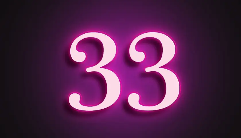 Lśniące cyfry 33 na fioletowym tle. Numerologiczna 6 z 33, symbolizująca mistrzowskie liczby.
