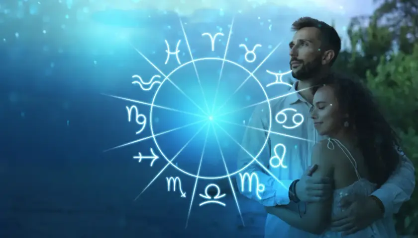 Para, w objęciach, z kołem zodiaku. Ich numerologiczna 3 i 7 tworzą harmonijną całość.