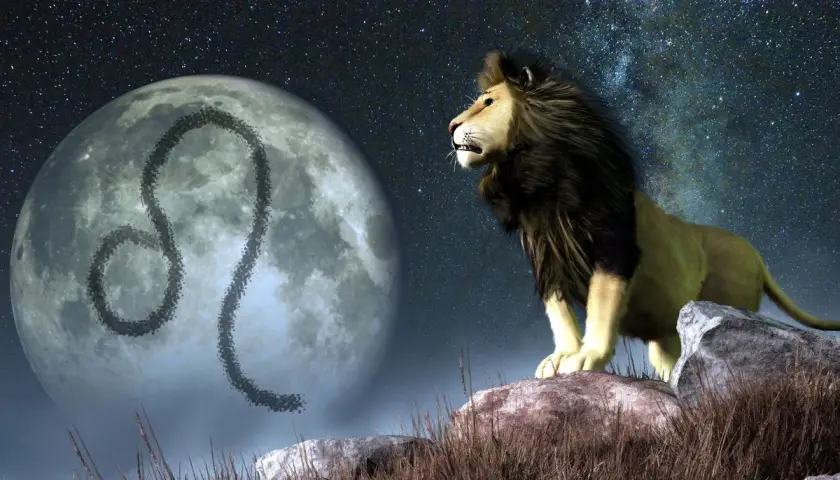 Lew na tle księżyca z symbolem zodiaku. W nocnym niebie, gdzie gwiazdy tworzą drogę mleczną, majestatyczny lew stoi na skale, a księżyc zdobi symbol Lwa, wskazując na ascendent w tym znaku.