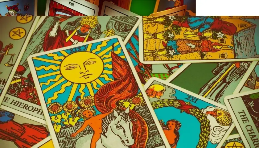 Rozłożone karty tarota, w tym Słońce i Świat. Czy tarot się sprawdza? Obrazek zachęca do refleksji nad przyszłością.