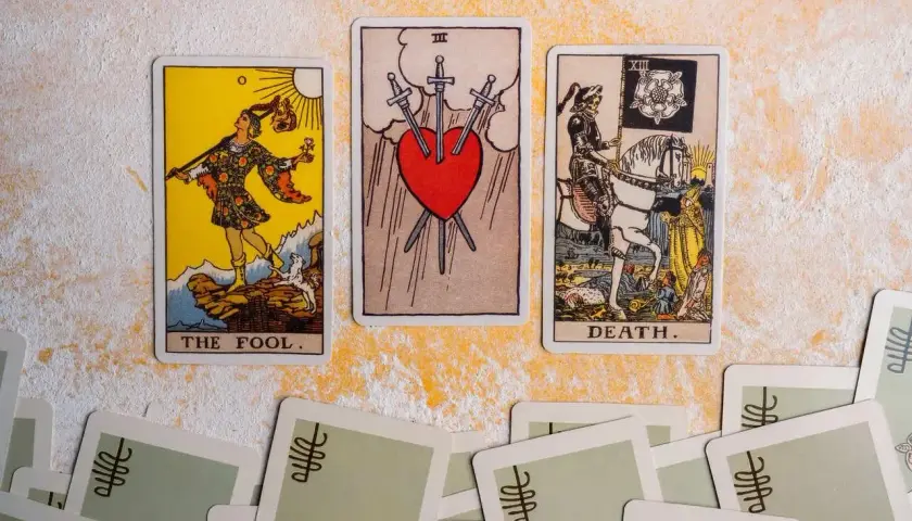 Tarot lew miłość: karty Głupiec, Trójka Mieczy i Śmierć. Czy to zapowiedź zmian w uczuciach?