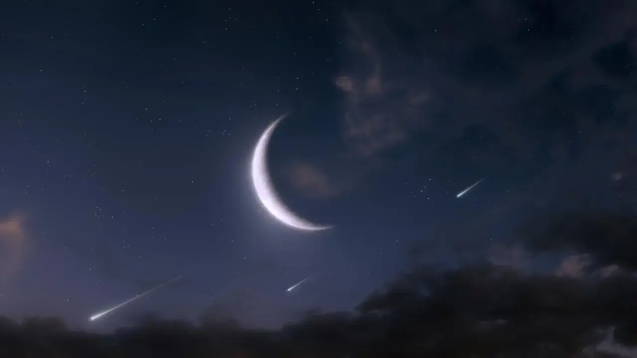 Nocne niebo z jasnym, sierpowatym księżycem w Bliznietach i spadającymi gwiazdami.