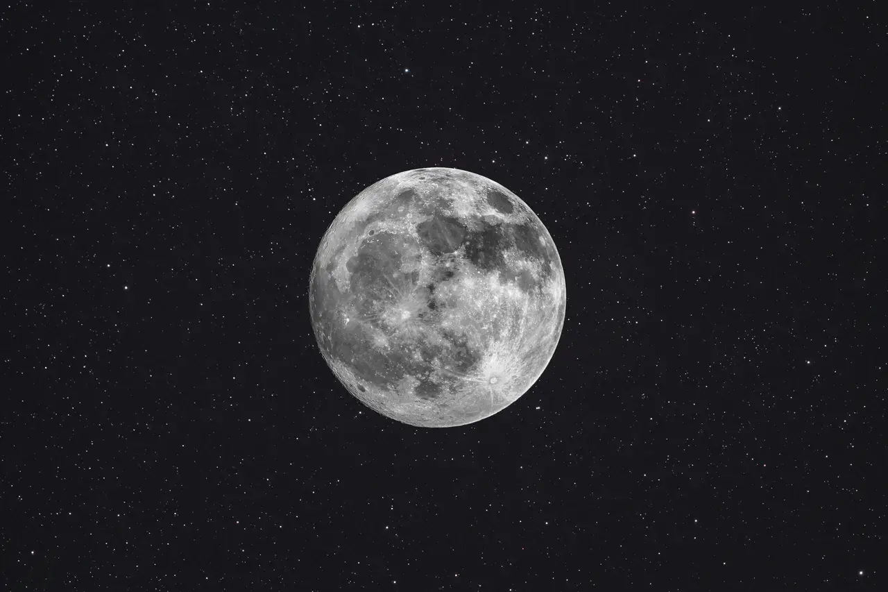 Pełnia księżyca na tle gwiazd. W astrologii księżyc w pannie oznacza analizę i porządek.