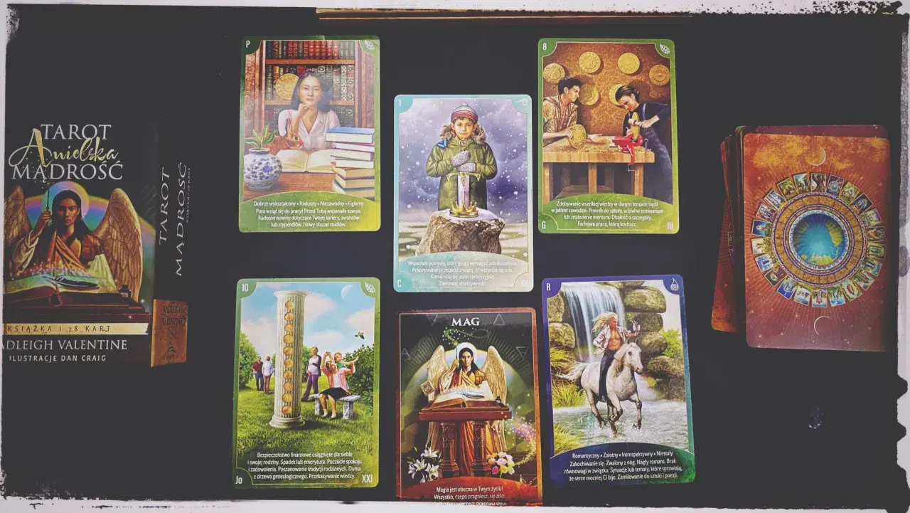 Karta Król Monet z talii Tarot Anielska Mądrość. Symbolizuje bezpieczeństwo finansowe, spokój i dumę z rodziny.