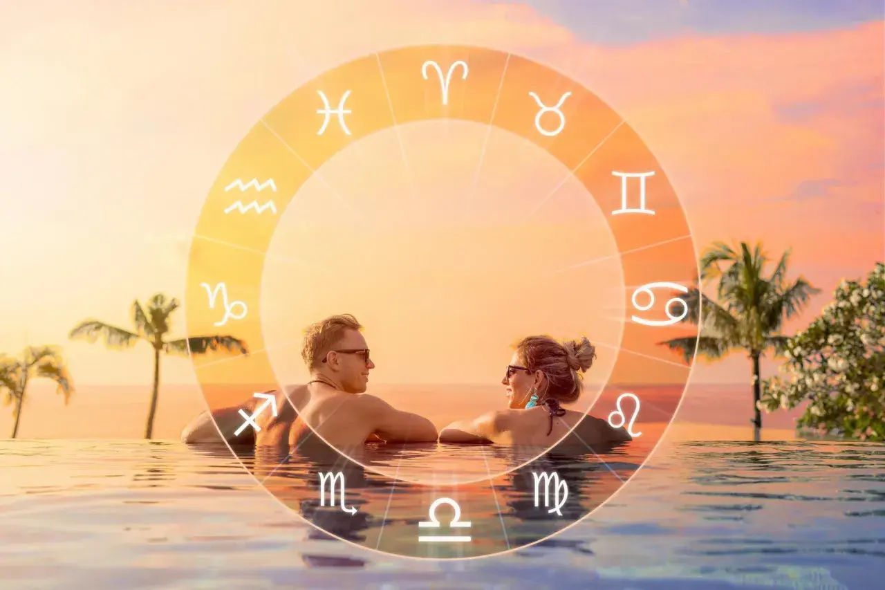 Para w basenie, otoczona znakami zodiaku. Mężczyzna i kobieta patrzą na siebie, a nad nimi koło zodiaku, gdzie widnieje symbol Ryb.