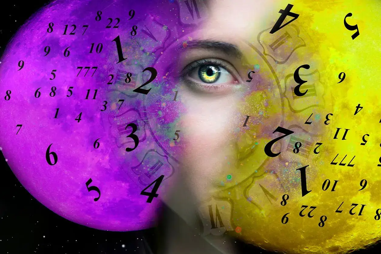 Twarz kobiety z liczbami i tarczami zegara. Dowiedz się, jak sprawdzić numerologię, odkrywając znaczenie liczb.
