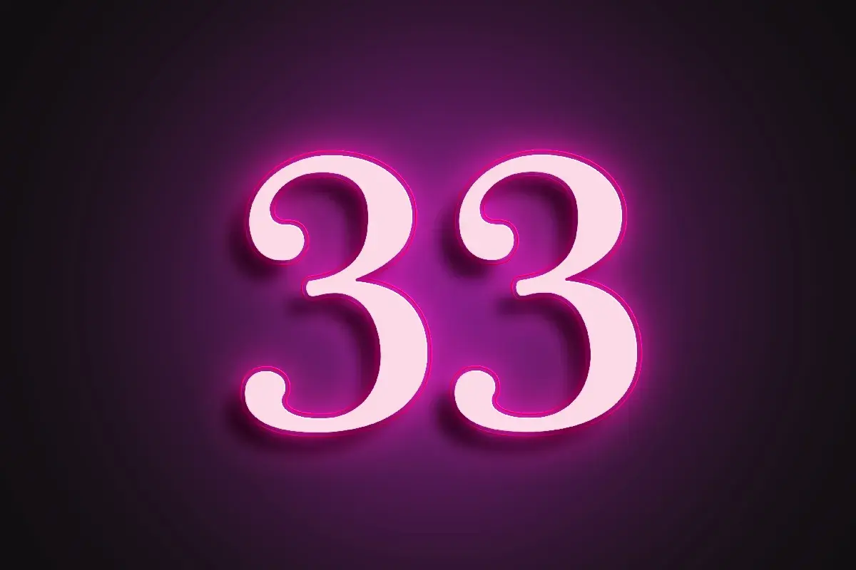 Lśniące cyfry 33 na fioletowym tle. Numerologiczna 6 z 33, symbolizująca mistrzowskie liczby.