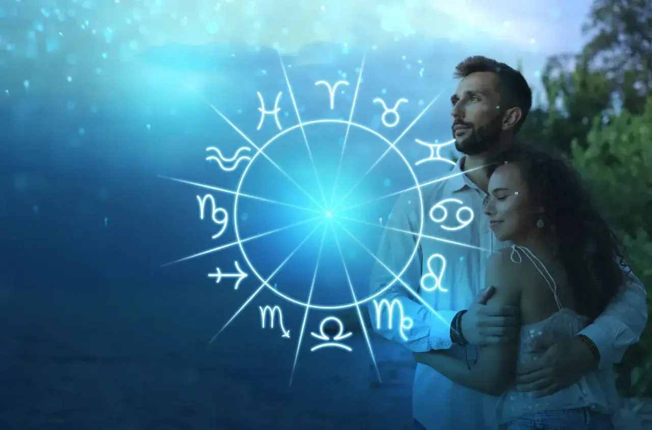 Para, w objęciach, z kołem zodiaku. Ich numerologiczna 3 i 7 tworzą harmonijną całość.