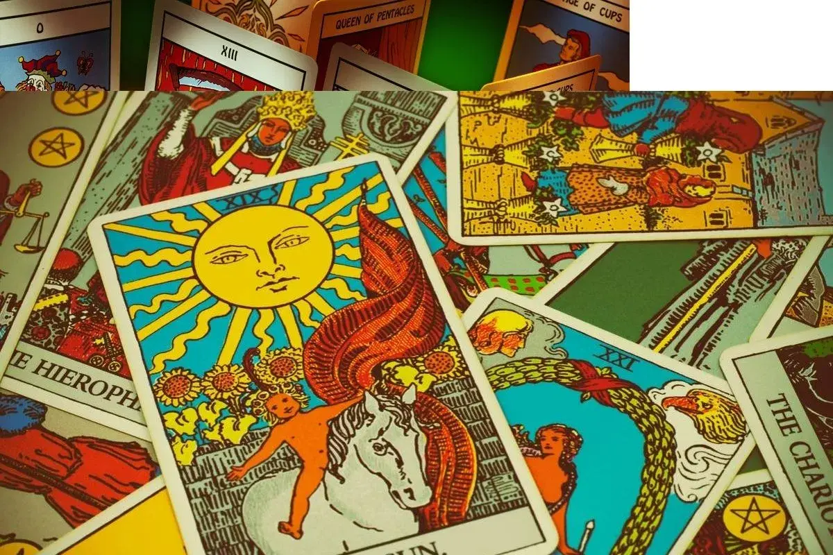 Rozłożone karty tarota, w tym Słońce i Świat. Czy tarot się sprawdza? Obrazek zachęca do refleksji nad przyszłością.
