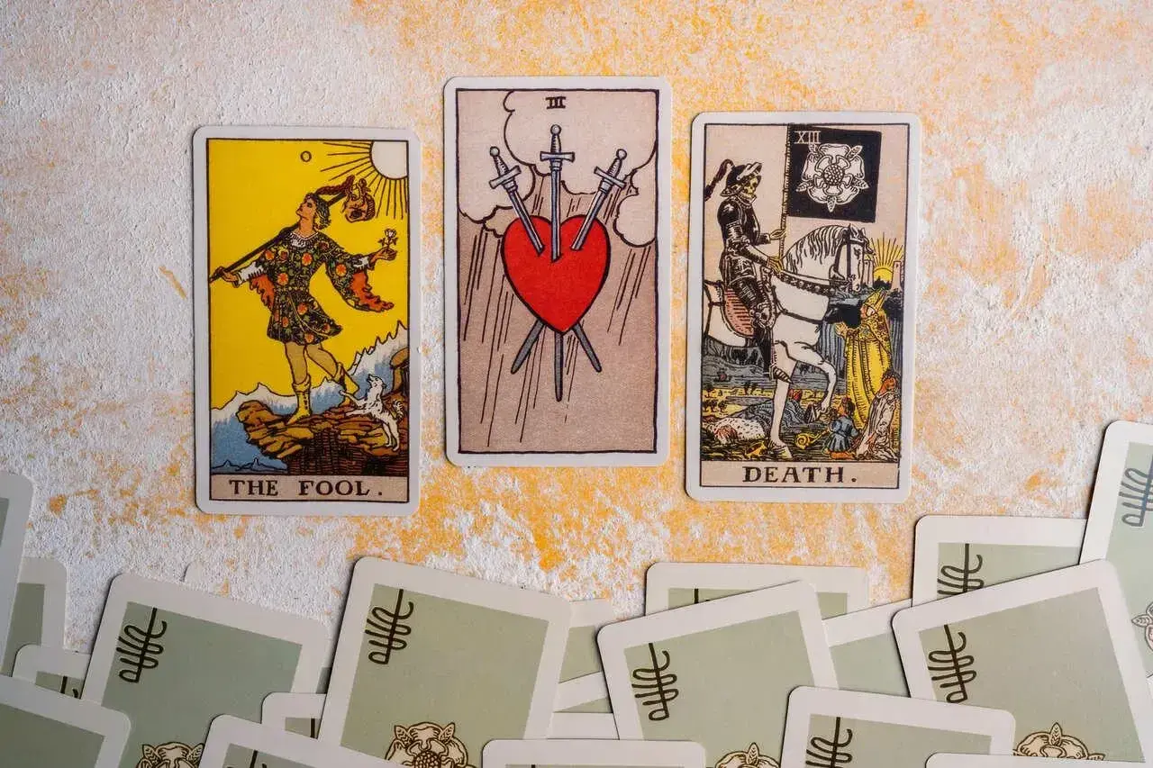 Tarot lew miłość: karty Głupiec, Trójka Mieczy i Śmierć. Czy to zapowiedź zmian w uczuciach?