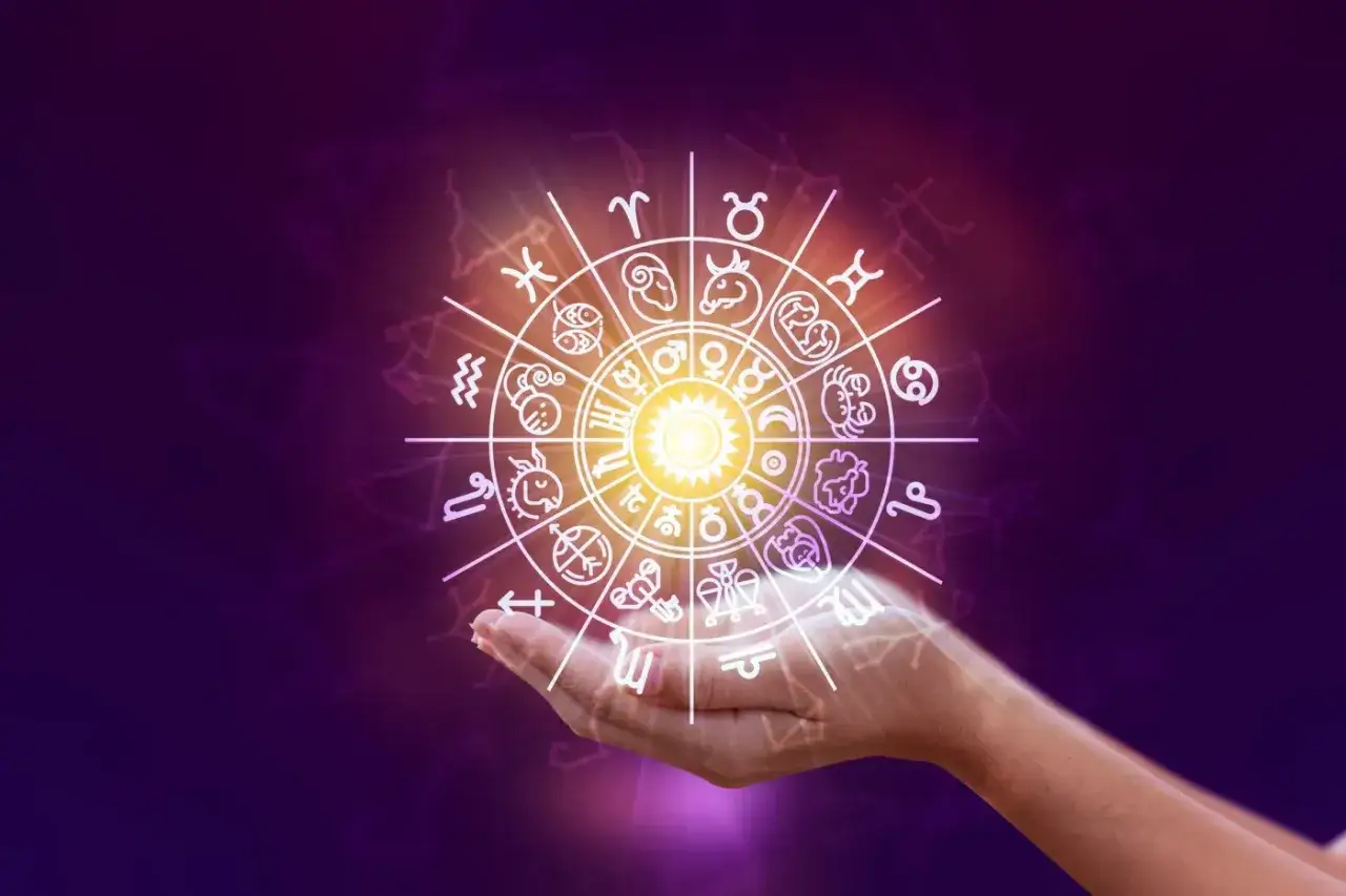 Koło zodiaku w dłoni, symbolizujące przeznaczenie i tajemnice os&oacute;b urodzonych w środę.