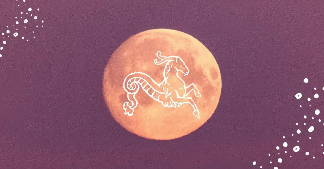 Pomarańczowy księżyc w Koziorożcu, ozdobiony białym symbolem zodiaku, unosi się na fioletowym tle z białymi kropkami.
