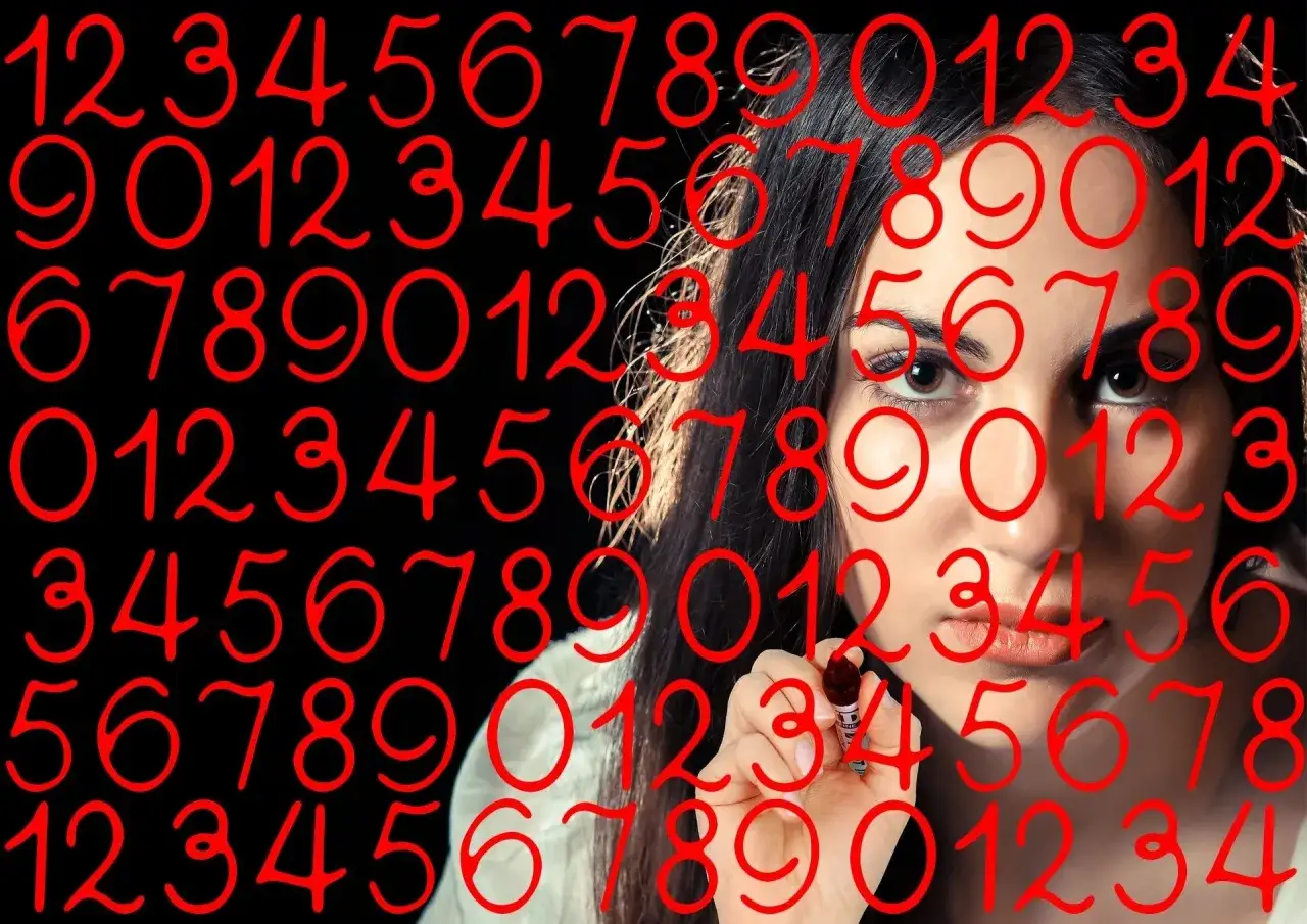 Kobieta zamyślona nad liczbami, jakby szukała odpowiedzi w astrologii lub numerologii.